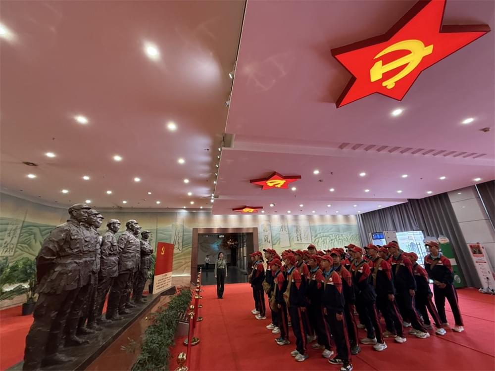 从贫困家庭走访到红军纪念馆参观，李锋夏令营意义深远_www.hnlfjy.com.cn