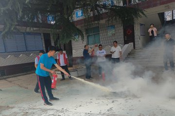 提高自救能力，共筑安全校园！李锋教育消防演练圆满落幕！