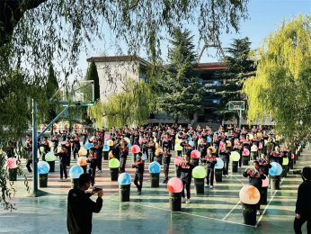 从“一粒米”到“心理剧”：李锋教育2025年“惜物养德”创新实践全解析