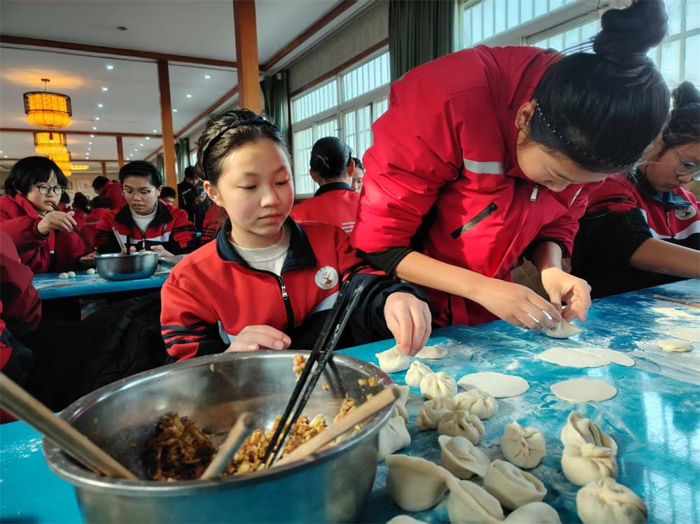 冬至暖时光！河南叛逆管教学校师生包饺子，共赴成长之约_www.hnlfjy.com.cn