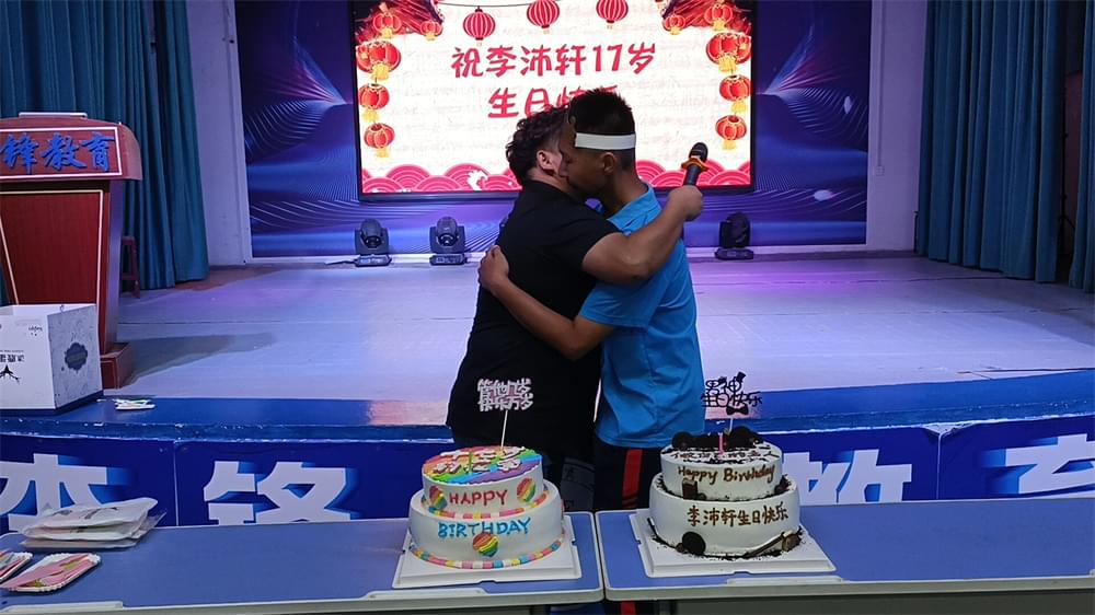 离离原上谱！李锋教育圣诞课：1小时让孩子从＂我的＂变＂我们的＂！_www.hnlfjy.com.cn