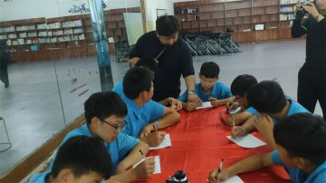 孩子玩手机“走火入魔”，家长放手后奇迹发生了！