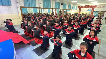 当孩子说＂同学都有手机＂：一场关于成长与信任的对话